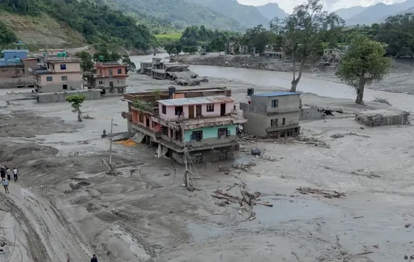 Nepalda sahibini gözləyən itin vəfası: Heç nəyə reaksiya vermir, yiyəsini axtarır - FOTO