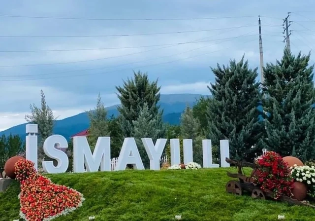 Yüzlərlə kilometr köhnə avtobuslarda: Rayonlara gediş-gəliş niyə sınağa çevrilir?