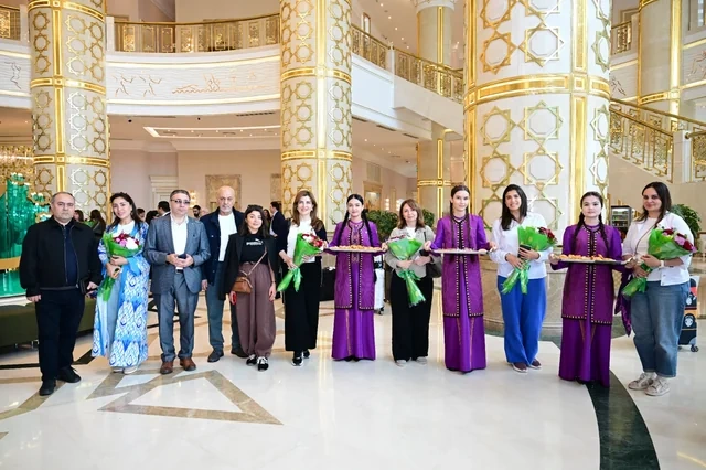 Aşqabad Azərbaycan mədəniyyətini qarşılayır - FOTO