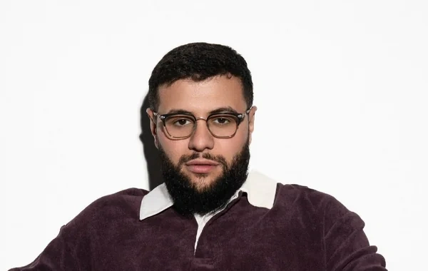 Məşhur müğənni mühafizəçisinə avtomobil bağışladı - VİDEO