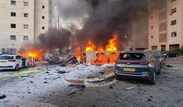 İran İsrailin 3 şəhərini bombaladı: ölənlər var- Video