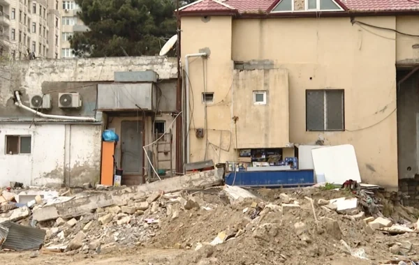 Bakıda faciəli durum: Yeddi nəfərlik ailə zirzəmilərdə gecələyir - VİDEO