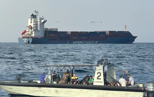Hörmüz boğazı yaxınlığında yük gəmisinə raketlə hücum edilib