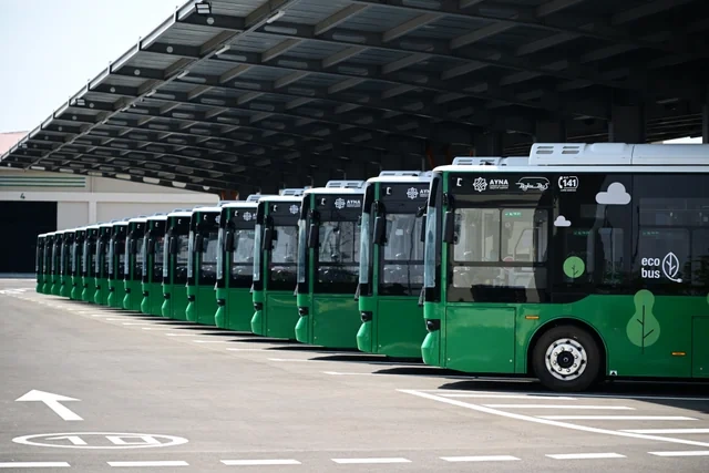 Prezident Naxçıvanda elektrik mühərrikli yeni avtobuslara baxıb, dəmir yolu infrastrukturunda aparılan yenidənqurma işləri ilə tanış olub - VİDEO