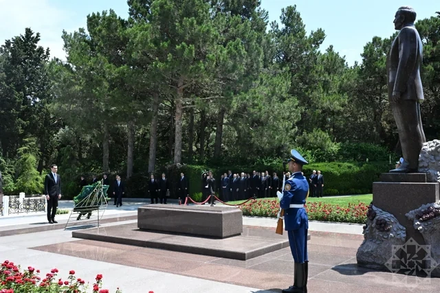 Türkmənistan prezidenti Fəxri xiyabanda Heydər Əliyevin məzarını ziyarət edib - FOTO