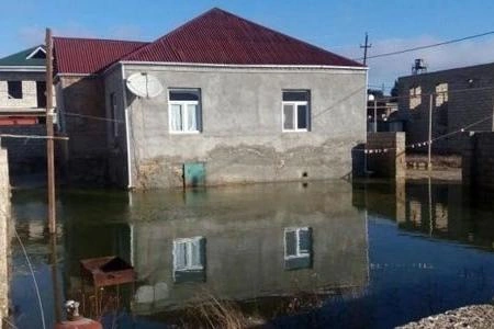 Həyətləri su basdı, FHN 9 nəfəri xilas etdi - Video