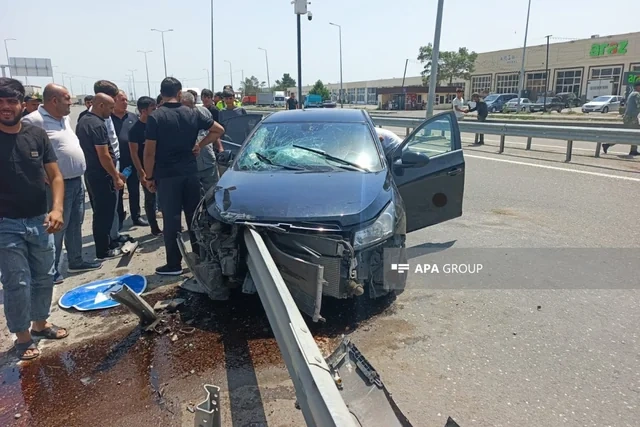 Goranboyda maşın arakəsməyə çırpılıb: Xəsarət alanlar var - FOTO