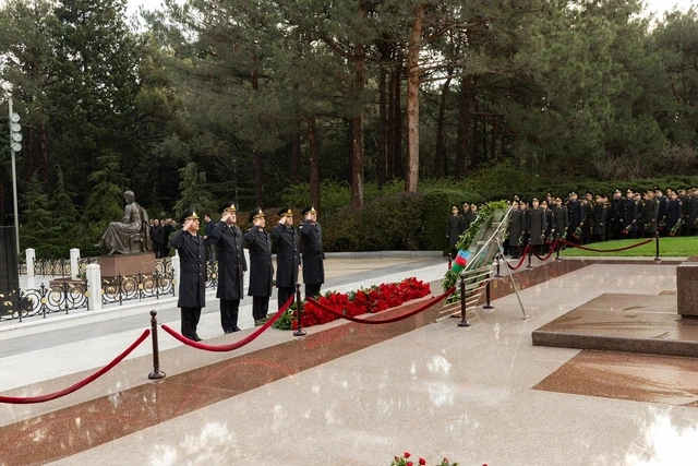 Dövlət və hökumət rəsmiləri ümummilli lider Heydər Əliyevin xatirəsini yad edirlər