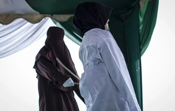 İndoneziyada sevgili cütlüyü qamçı ilə döydülər - İLGİNC SƏBƏB
