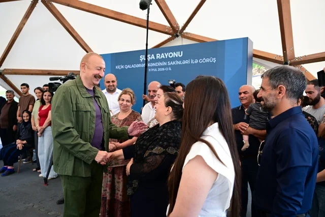 Prezident Kiçik Qaladərəsində görülən işlərlə tanış olub və kəndə qayıdan sakinlərlə görüşüb - FOTO