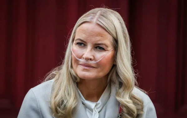 Norveç şahzadəsi Mette-Marit ağciyər transplantasiyasından sonra evə buraxılıb