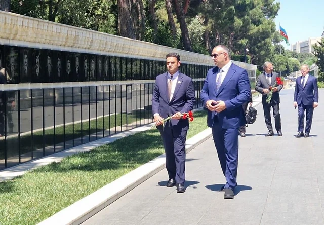 ABŞ Konqresinin nümayəndə heyəti Şəhidlər xiyabanını ziyarət edib - FOTO
