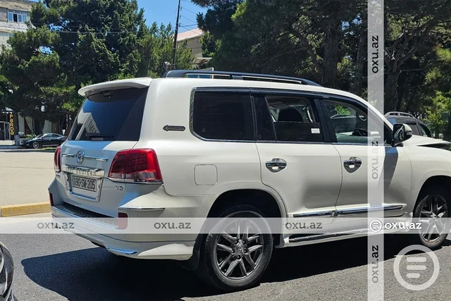 Sumqayıtda avtomobil əvvəl piyadanı, daha sonra digər maşını vurdu - FOTO