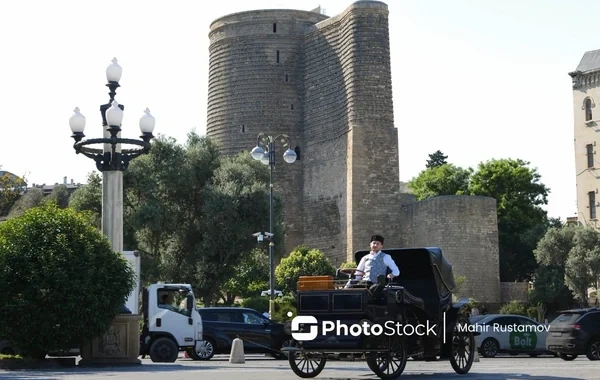 Bulvarda yeni xidmət: Elektrik mühərrikli retro faytonlar istifadəyə verildi - FOTO