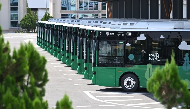 Prezident Naxçıvanda elektrik mühərrikli yeni avtobuslara baxıb, dəmir yolu infrastrukturunda aparılan yenidənqurma işləri ilə tanış olub - VİDEO
