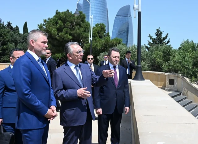Slovakiya prezidenti Bakıda şəhidlərin xatirəsini anıb - FOTO