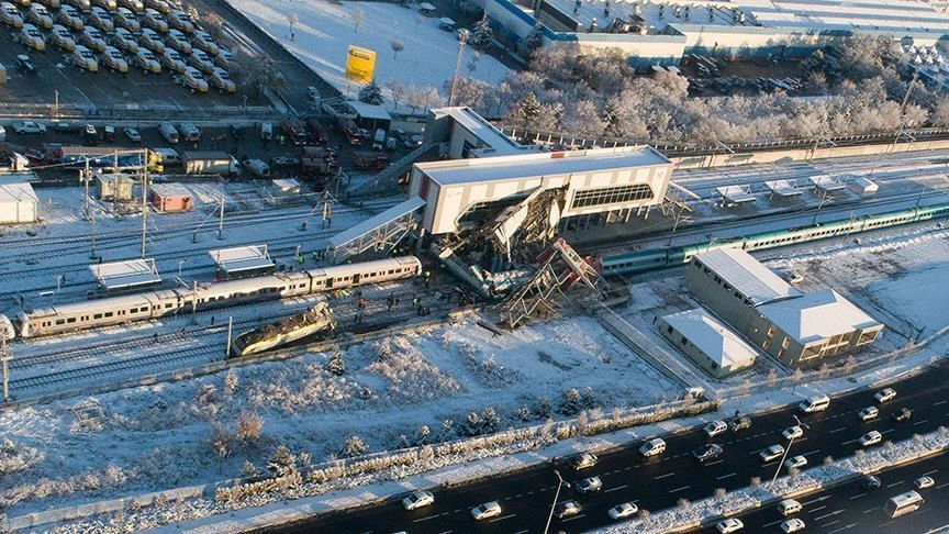 İstanbulda metro qatarı relsdən çıxdı - Video