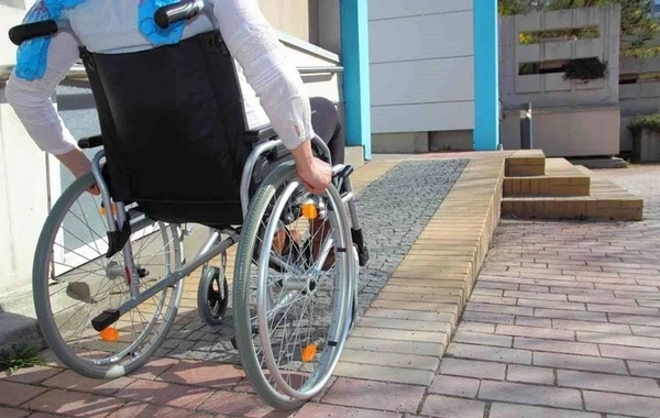 Formal panduslar, işləməyən liftlər: İnklüziv şəhər nə vaxt gerçək olacaq?