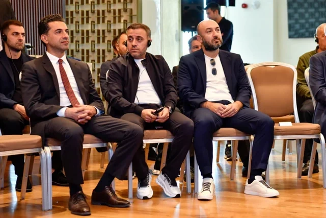 Arsen Vengerdən Bakıda məşqçilər üçün master-klas - Foto