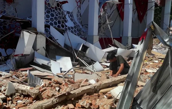 İndoneziyada zəlzələ: Ölənlərin sayı artır, yüzdən çox yaralı var