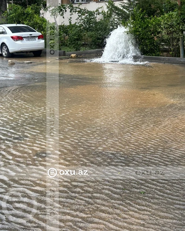 Bakıda boru partladı, küçəni su basdı - VİDEO - FOTO