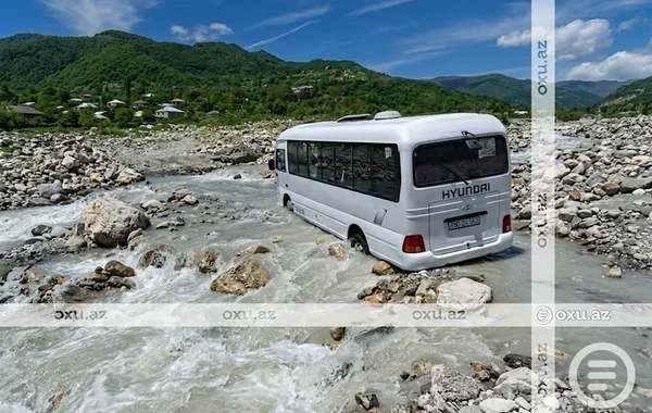 Şamaxıda sərnişin avtobusu çayda ortasında qaldı - VİDEO