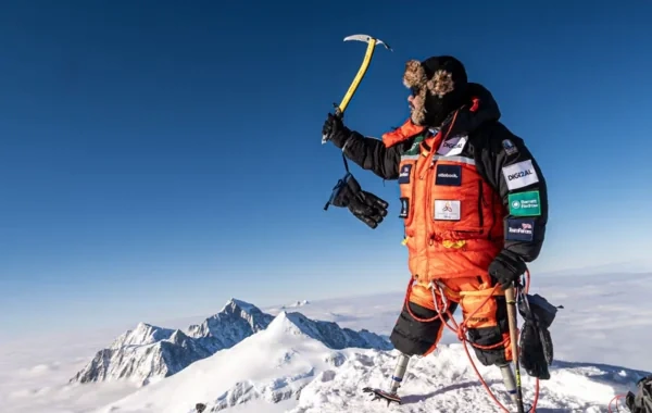 46 yaşlı hərbçi dünya rekorduna imza atdı: İki ayağı olmayan ilk alpinist - FOTO