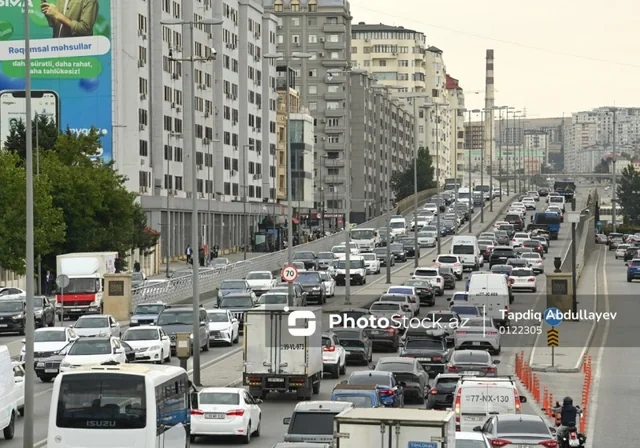 Paytaxtda fərqli iş qrafikləri tətbiq olunacaq: Tıxaclar azalacaq? - FOTO