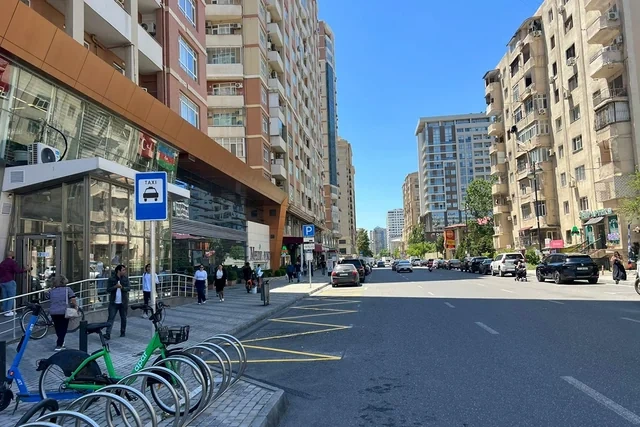 Altı tibb müəssisəsinin yanında minib-düşmə yerləri yaradılıb  - FOTO