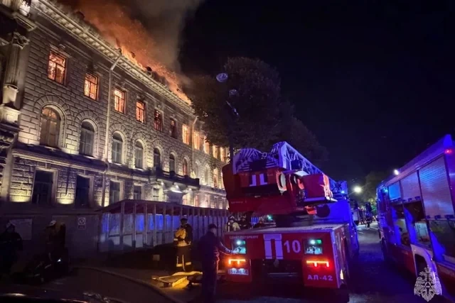 Sankt-Peterburqun mərkəzində tarixi bina yandı - Foto/Video