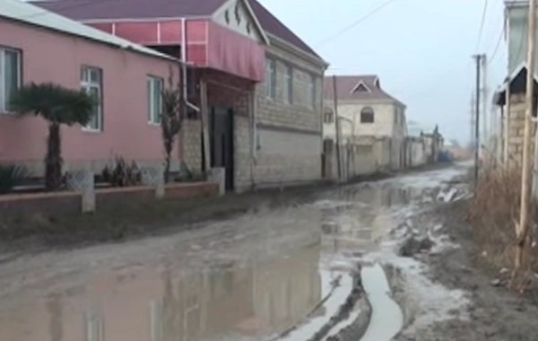 Yevlaxda YOL PROBLEMİ: "Xəstələnəndə təcili yardıma zəng edirik, deyirlər ki, biz oraya gələ bilmərik"