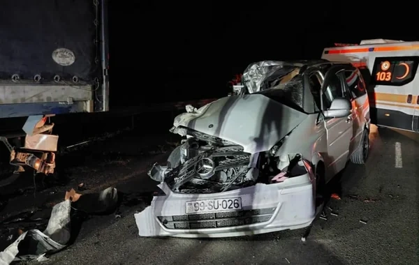 Lənkəranda dəhşətli qəza: "Mercedes Vito" TIR-a çırpıldı, ölənlər var - FOTO