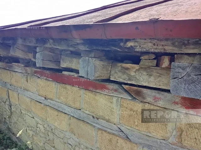 İsmayıllıda torpaq sürüşməsi olub, üç ailənin yaşadığı ev yararsız vəziyyətə düşüb - FOTO