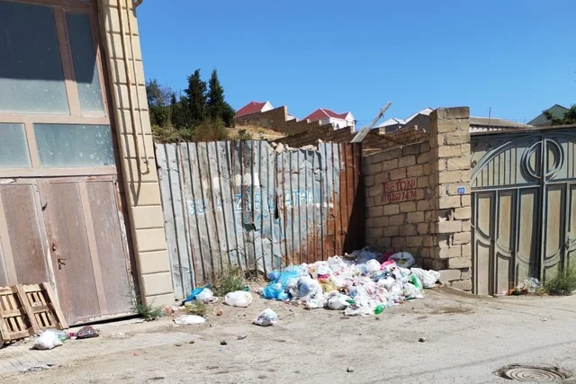 Masazırda sakinlər zibillikdən şikayətlənirlər: "Günlərdir daşınmır" - FOTO