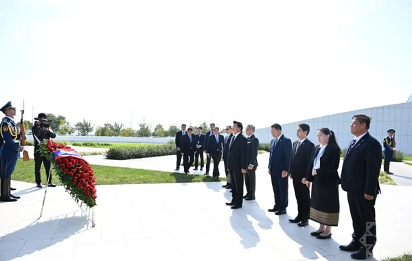 Laos Prezidenti Zəfər parkını ziyarət edib - Foto