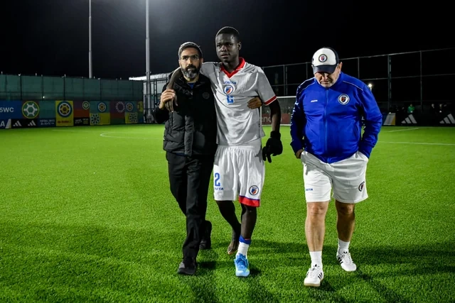 Rövşən Nəcəf zədələnən futbolçuya kömək etdi - Foto/Video
