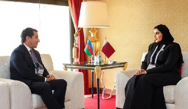 Hikmət Hacıyev Dohada Qətərin dövlət naziri ilə görüşdü