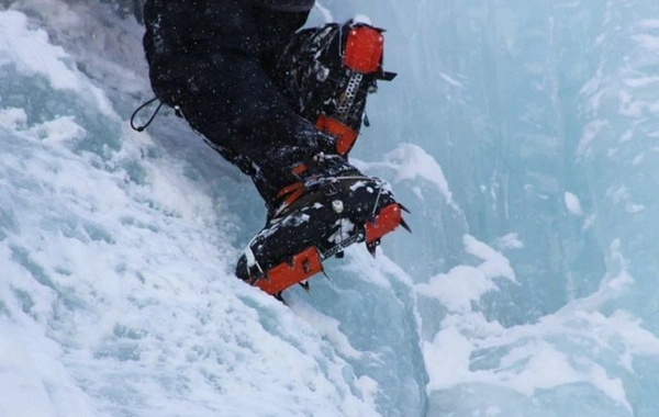 Qazaxıstanda alpinistlər qar uçqununa düşüblər
