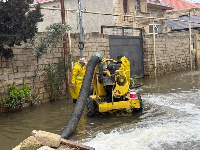 Bakıda intensiv yağışlar fəsadlar törədib: Qurumlar gücləndirilmiş rejimdə işləyirlər - FOTO