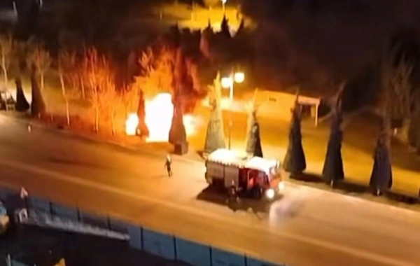 Sumqayıtda iki avtomobil toqquşdu, biri yandı