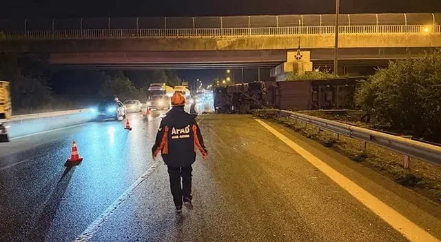 Türkiyədə dəhşətli qəza: Azərbaycanəsilli sürücünün idarə etdiyi ətir daşıyan yük maşını aşıb - Foto