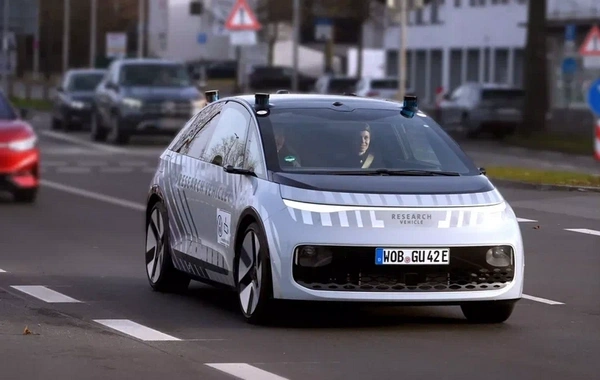 "Volkswagen" sükansız və pedalsız avtomobilin sınaqlarına başlayıb