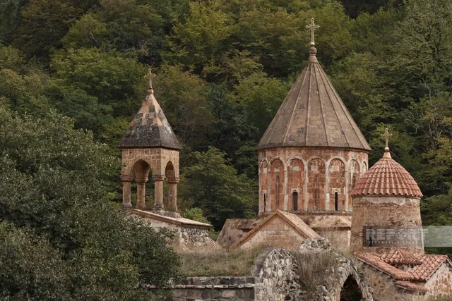 Beynəlxalq səyyahlar Kəlbəcərdəki Xudavəng monastırında olublar - Foto