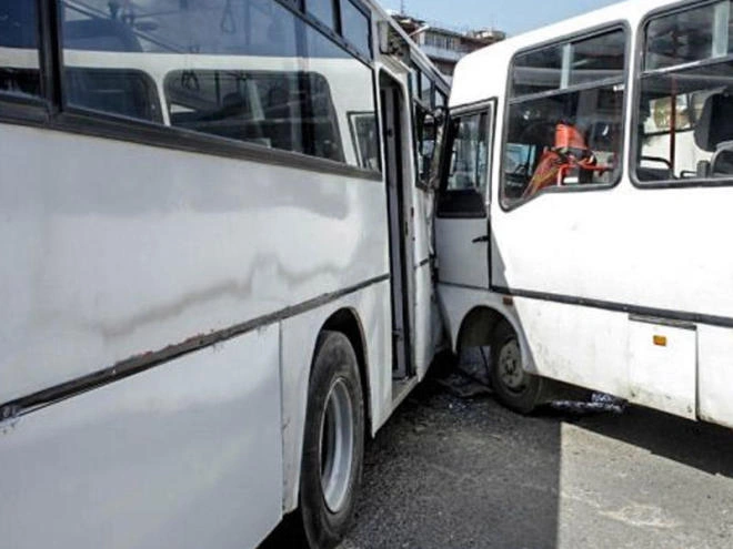 Binədə iki avtobus toqquşdu: 22 nəfər xəsarət aldı