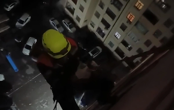 Xırdalanda nazirlik əməkdaşları alpinist ləvazimatı ilə mənzilə girdilər - Azyaşlının xilasedilmə GÖRÜNTÜLƏRİ