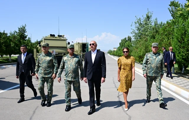 Prezident Əlahiddə Ümumqoşun Orduda yeni yaradılan komando hərbi hissələrinə Döyüş bayraqlarının verilməsi mərasimində iştirak edib - VİDEO