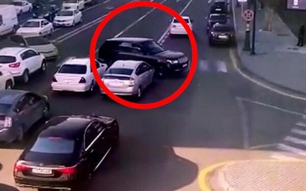 Qadın sürücü “Rənc Rover”i aşırdı - Video