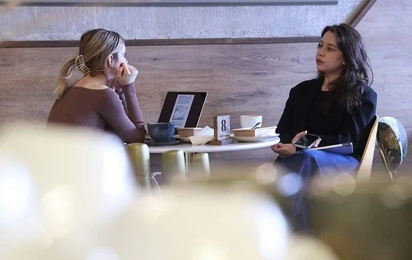 İşçiləri də özü seçdi: İsveçdə "Mona" adlı süni intellekt kafe idarə edir