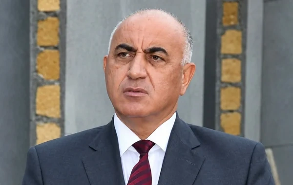 Həbsdə ölən sabiq icra başçısının binası satışa çıxarıldı