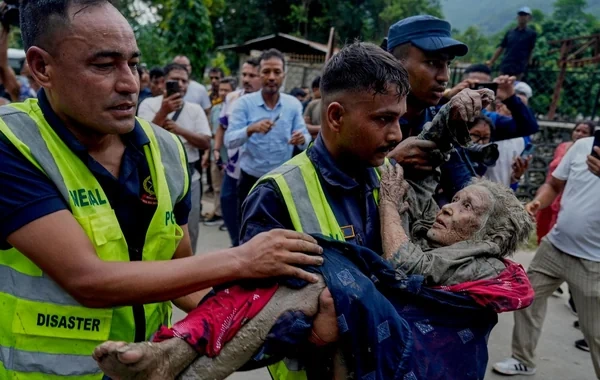Daşqın tuneli su altında qoydu: Nepal ordusu 350 nəfəri xilas etdi - VİDEO